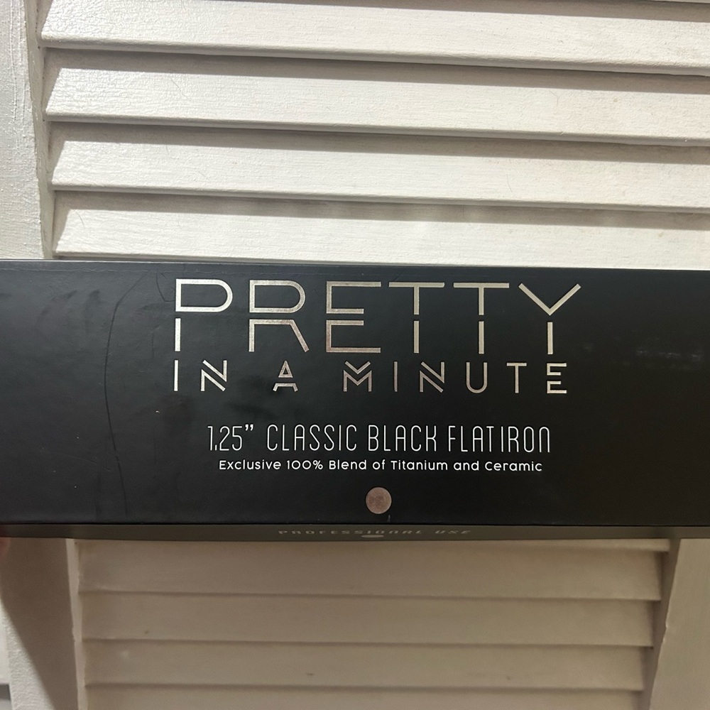 Pretty in a minute classic black flat iron
